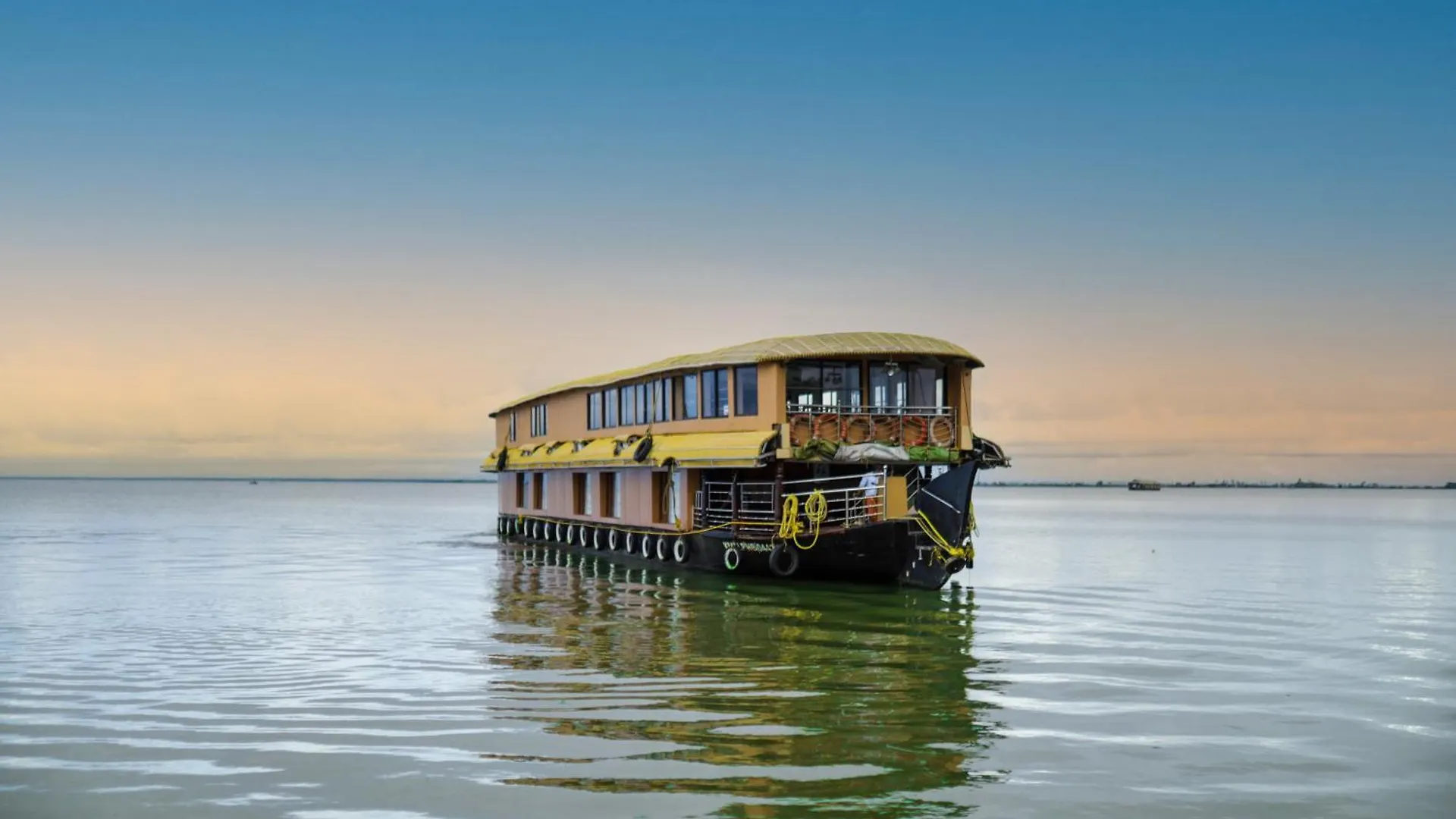 Hotel Jct Houseboat Alappuzha