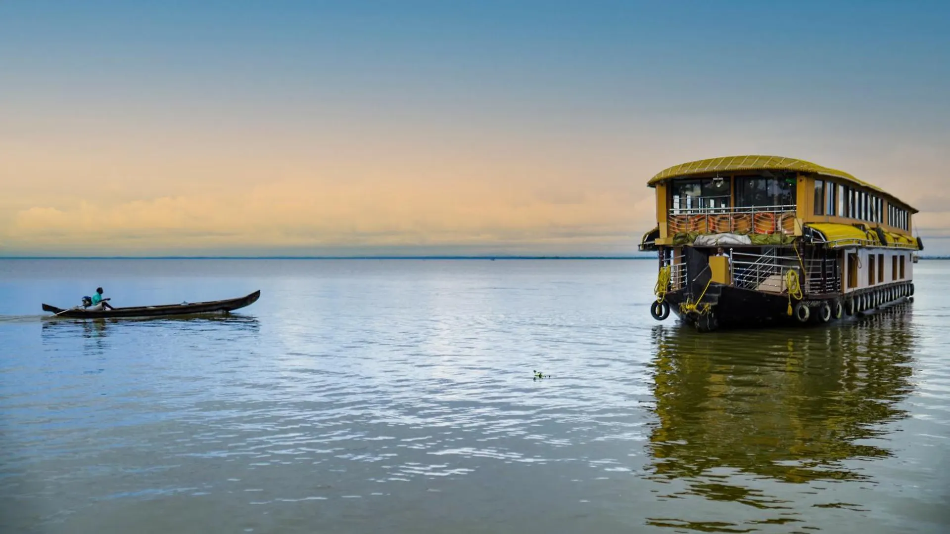 Hotel Jct Houseboat Alappuzha