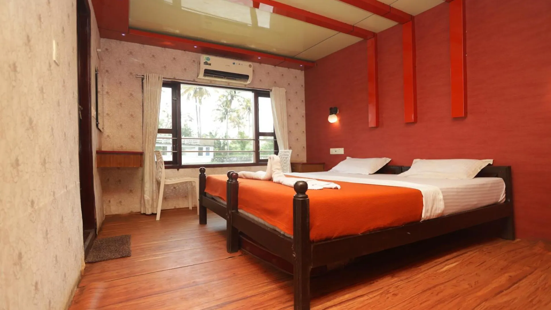 Hotel Jct Houseboat Alappuzha Botel
